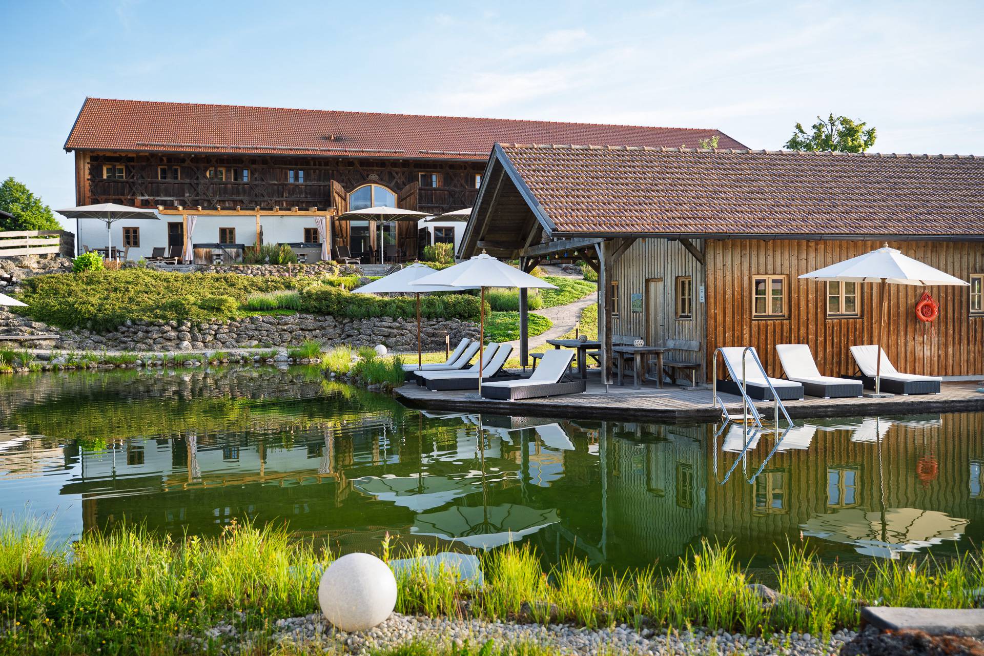 Der Staller Ferienhof mit Badeteich