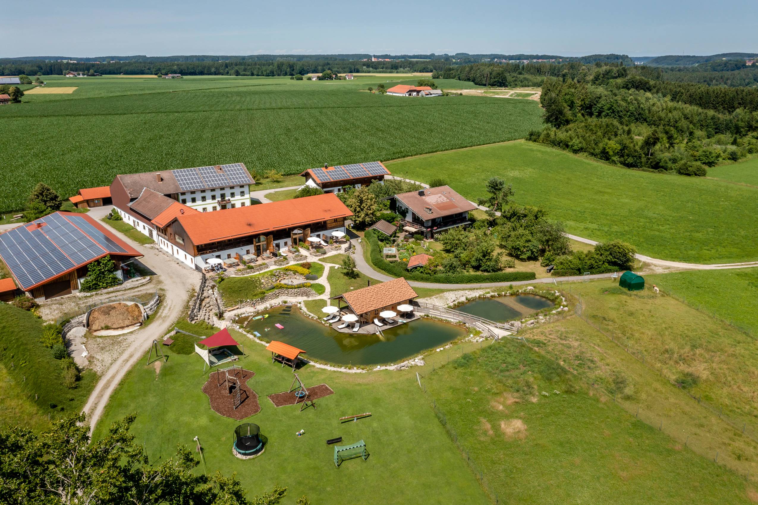Blick auf den Staller Ferienhof von oben