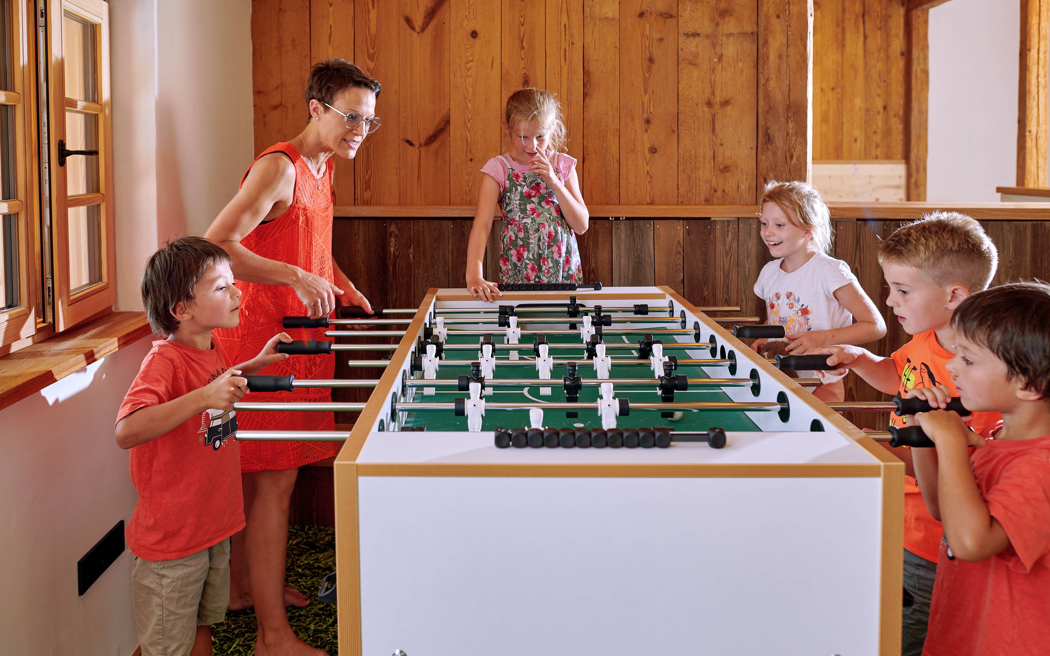 Kinder beim Tischkickern