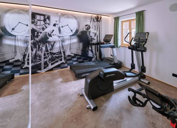 Der Fitnessraum Kraftstube mit Laufband und Stepper