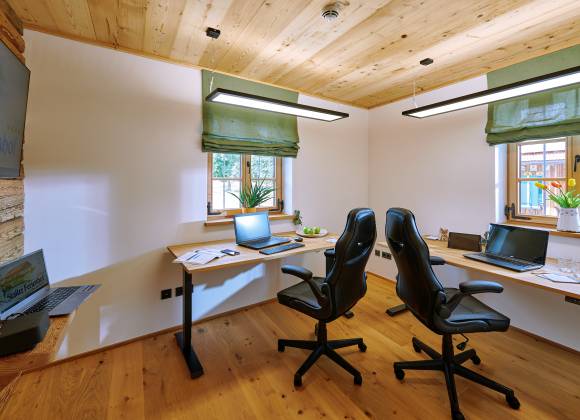 Das Hofoffice mit Schreibtischen und Bürostühlen