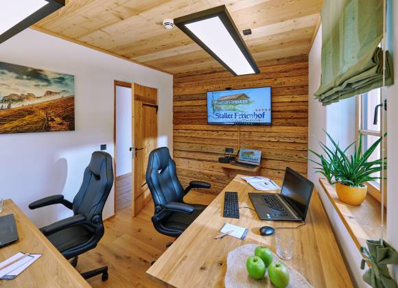 Homeoffice im Ferienhof mit Schreibtischen und Bürostühlen