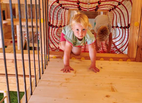Kinder beim spielen im Indoorspielplatz