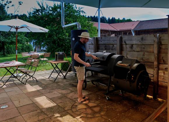Thomas Staller beim Grillen