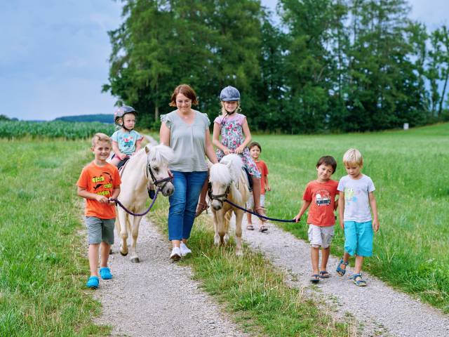 Kinder beim Reitausflug mit Ponys