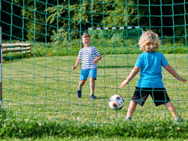 Zwei Jungs beim Fußballspielen auf dem Staller Ferienhof