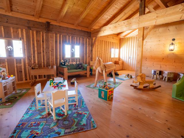 Indoorspielplatz mit Spielzeug im Ferienhof