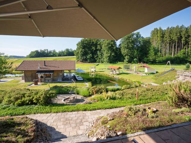 Ausblick auf den Garten und Badeteich am Staller Ferienhof