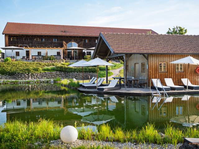 Der Staller Ferienhof mit Badeteich