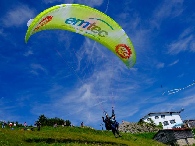 Gleitschirmflieger beim Start