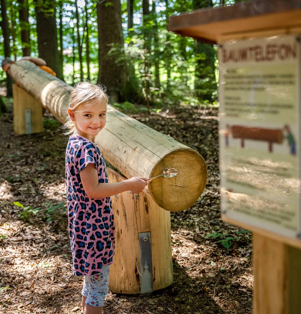 Mädchen testet das Baumtelefon