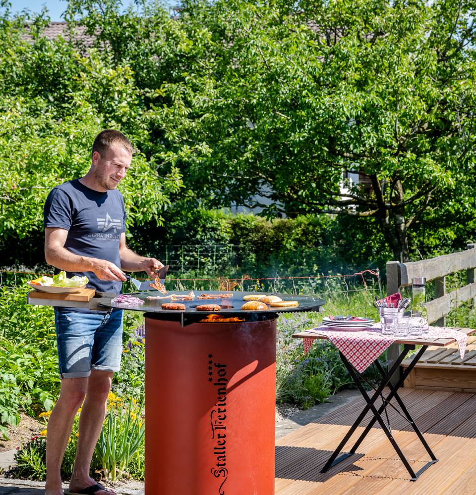 Thomas Staller beim Burger braten 
