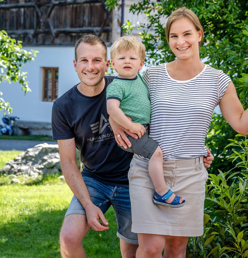 Die Gastgeber Dorothea und Thomas mit ihrem Sohn auf dem Arm