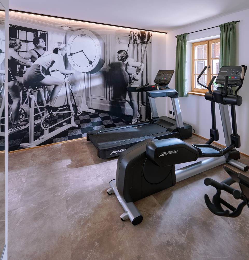 Kraftstube Fitnessraum mit Laufband und Stepper