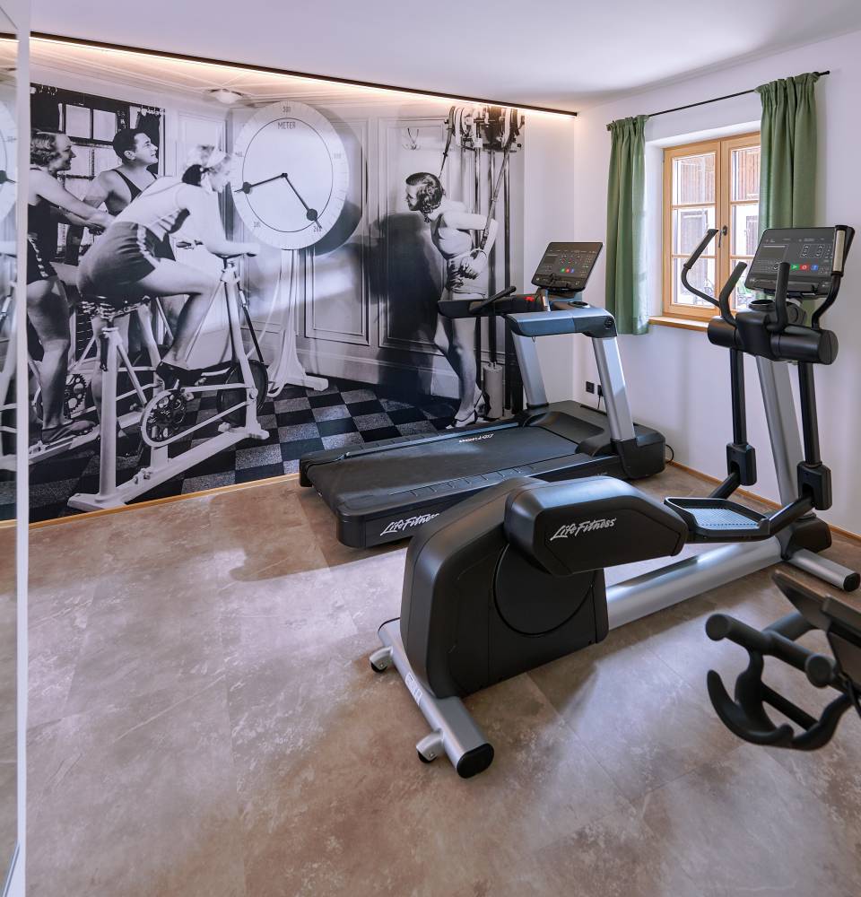 Der Fitnessraum Kraftstube mit Laufband und Stepper