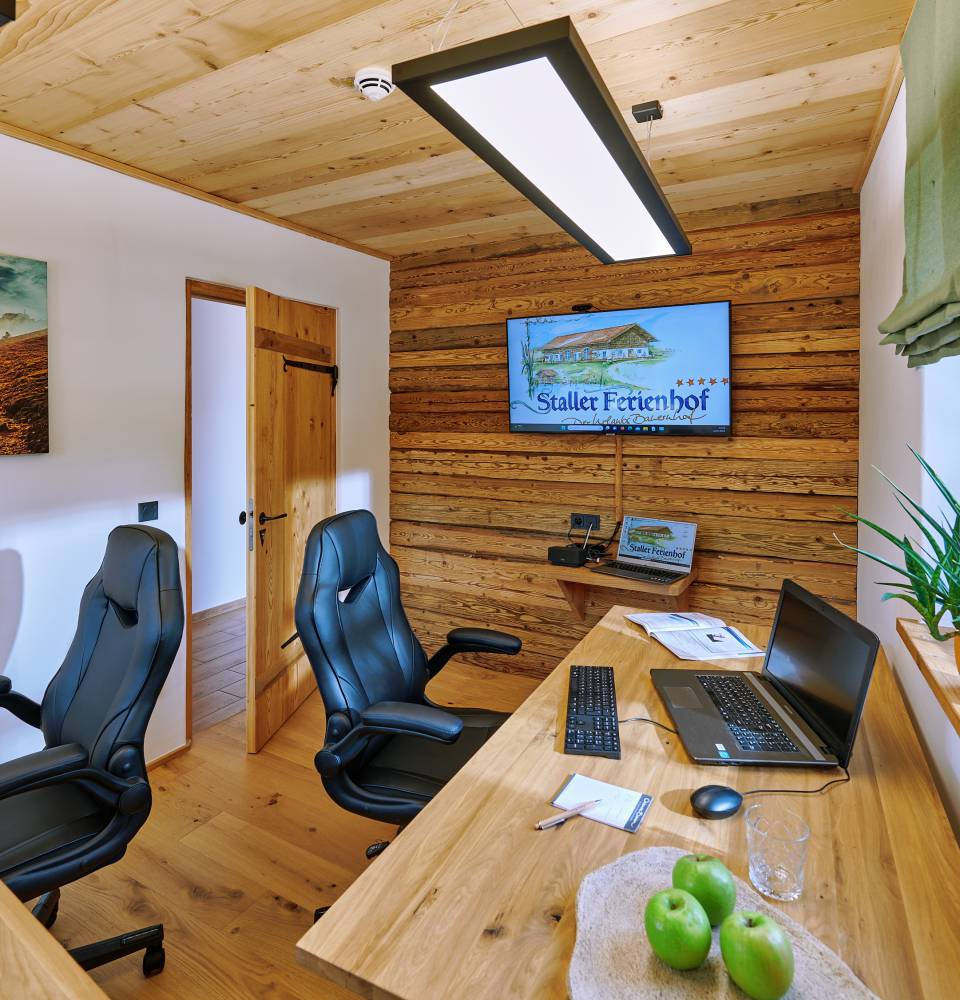 Homeoffice im Ferienhof mit Schreibtischen und Bürostühlen
