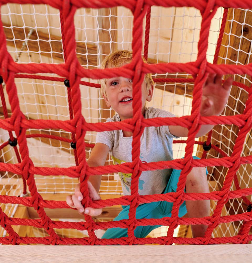 Kind beim spielen im Indoorspielplatz