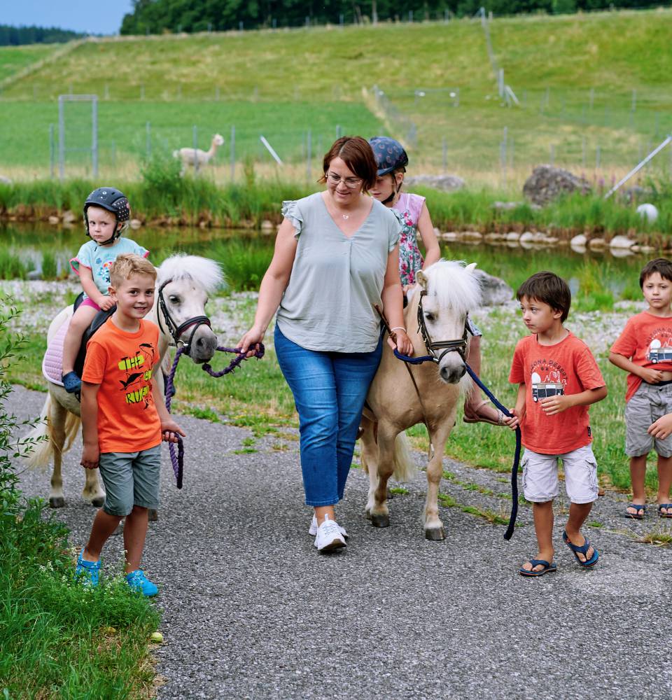Kinder beim Ponyausflug