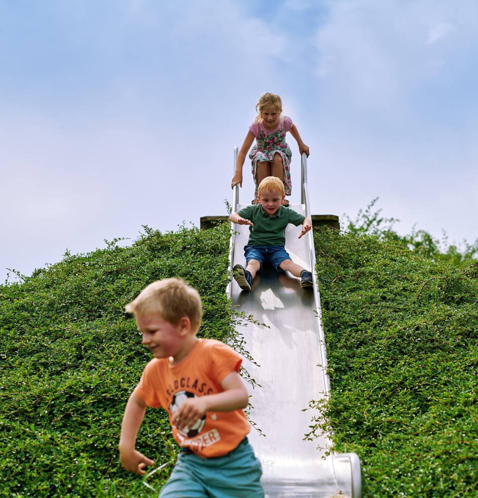 Kinder auf der Rutsche am Staller Ferienhof