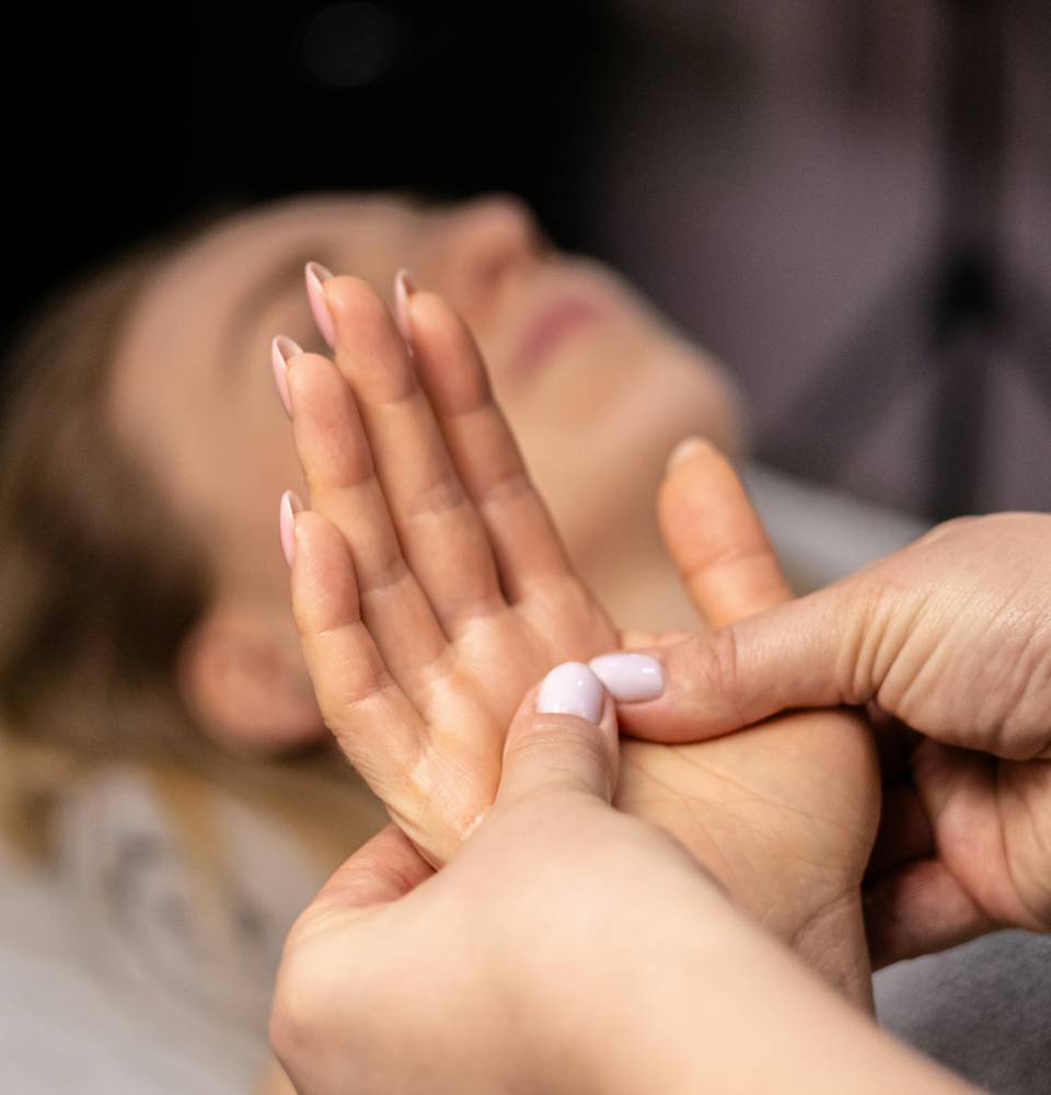 Hand wird massiert