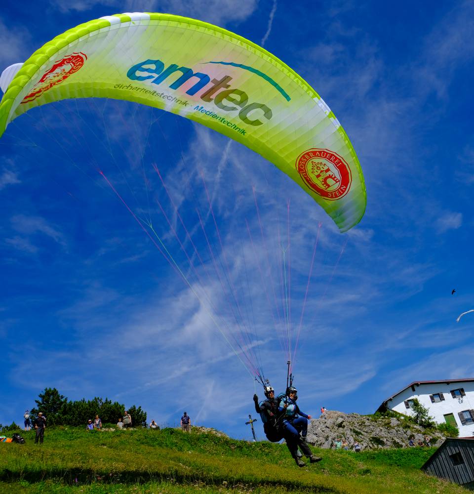 Gleitschirmflieger beim Start