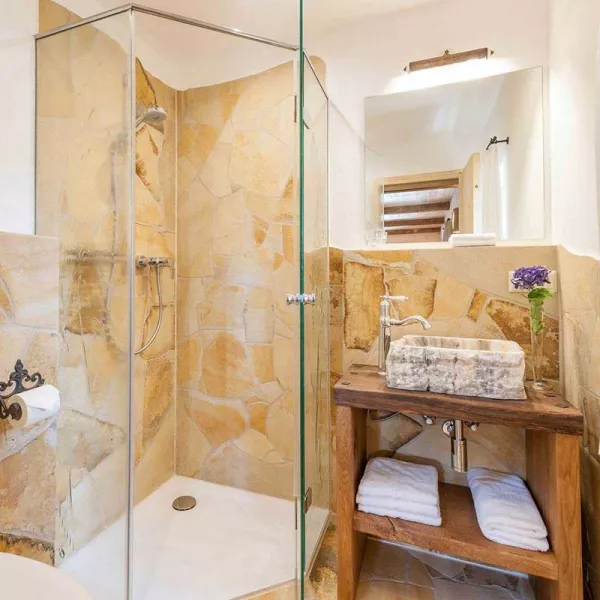 Badezimmer im Ferienhof Staller Glasdesign Urlaub auf dem Bauernhof